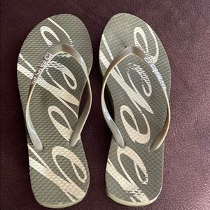 bebe hunter green flip flop sz 7